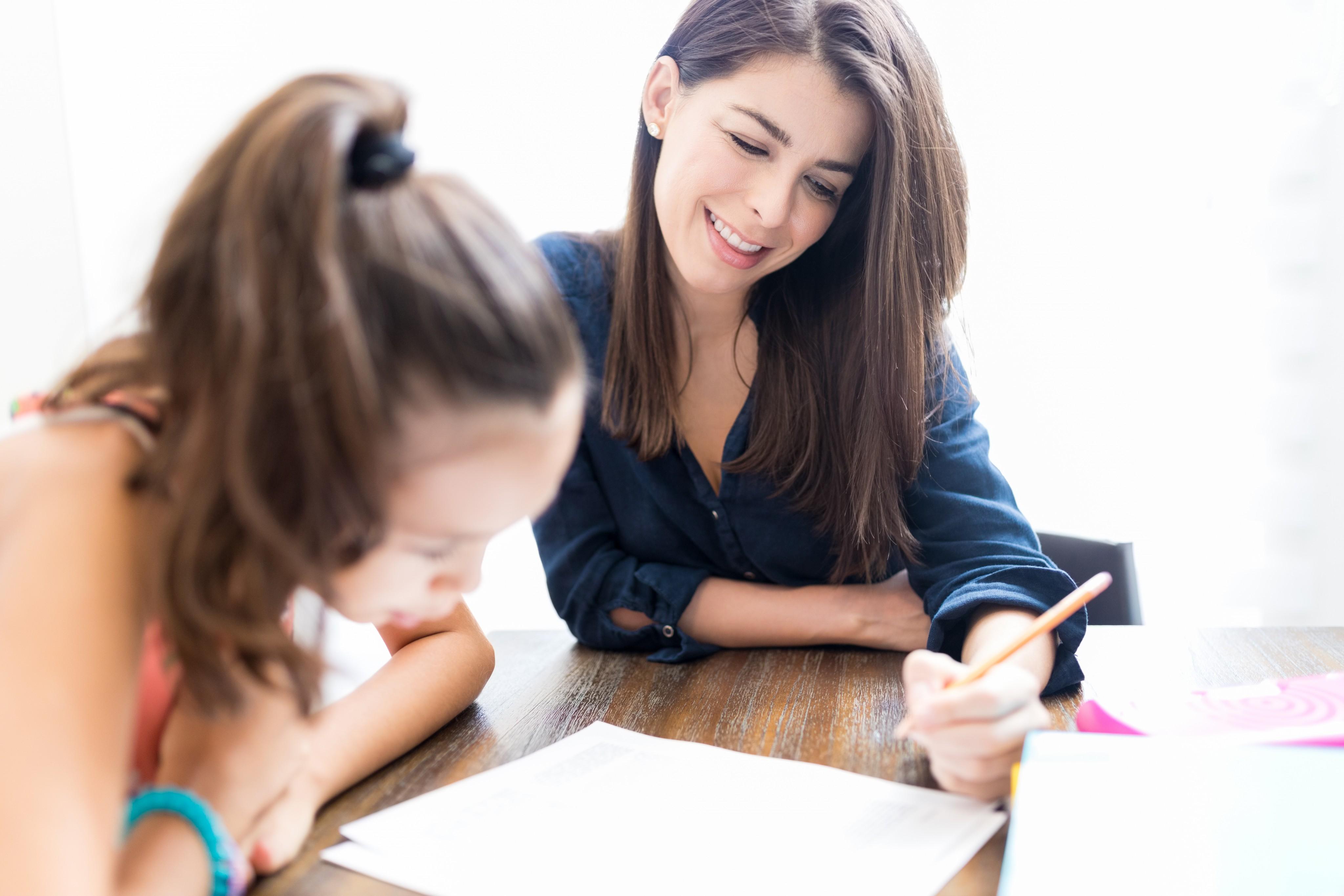 Girl teach. Женщина обучает девочку. Девушка обучает другую. Женщина обучает девушку. Тайное обучение девушки.